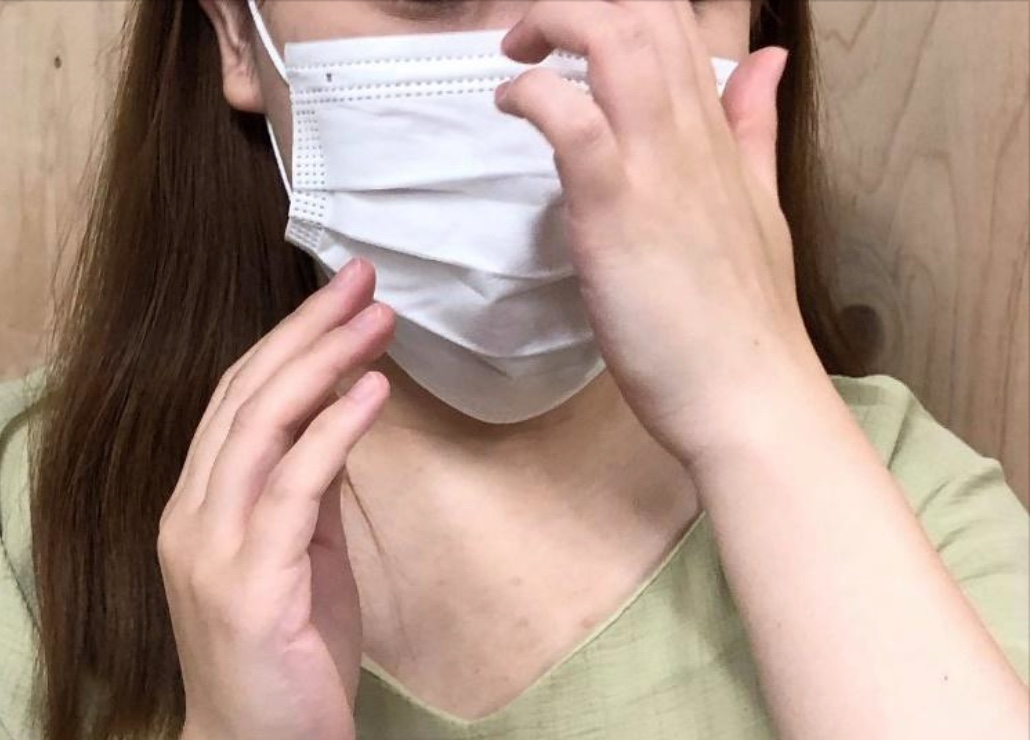 マスクによる蒸れで肌荒れに悩む女性